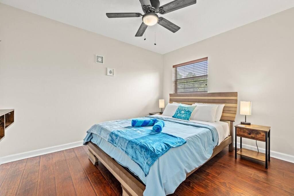 Sea Escape: Pcb Two Blocks From Beach Holiday home
