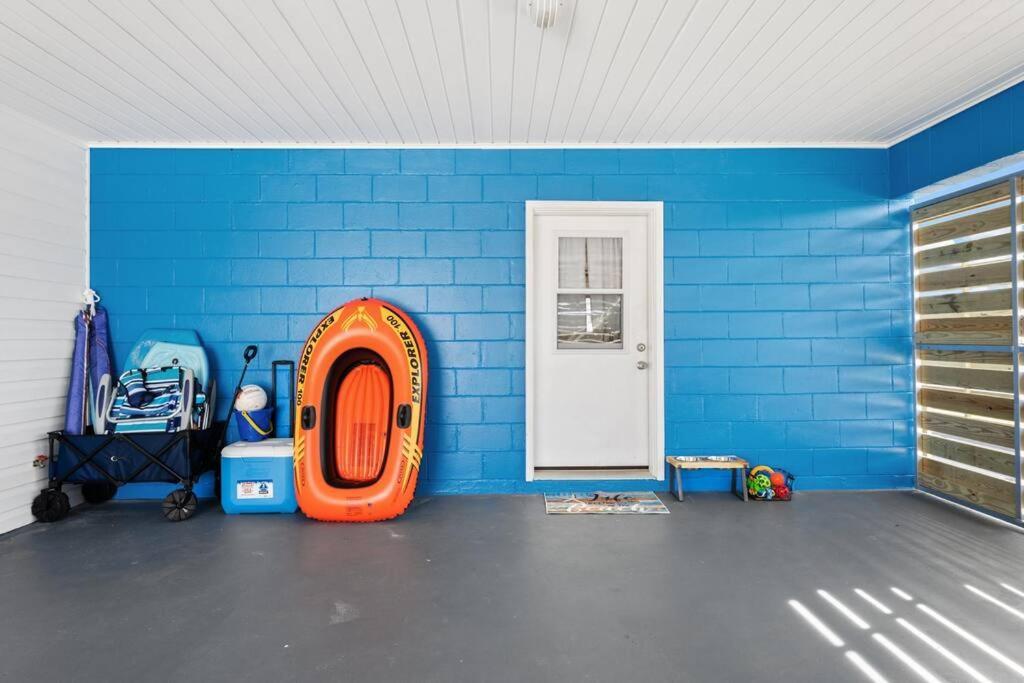 Sea Escape: Pcb Two Blocks From Beach *