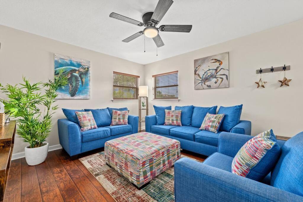 Sea Escape: Pcb Two Blocks From Beach *