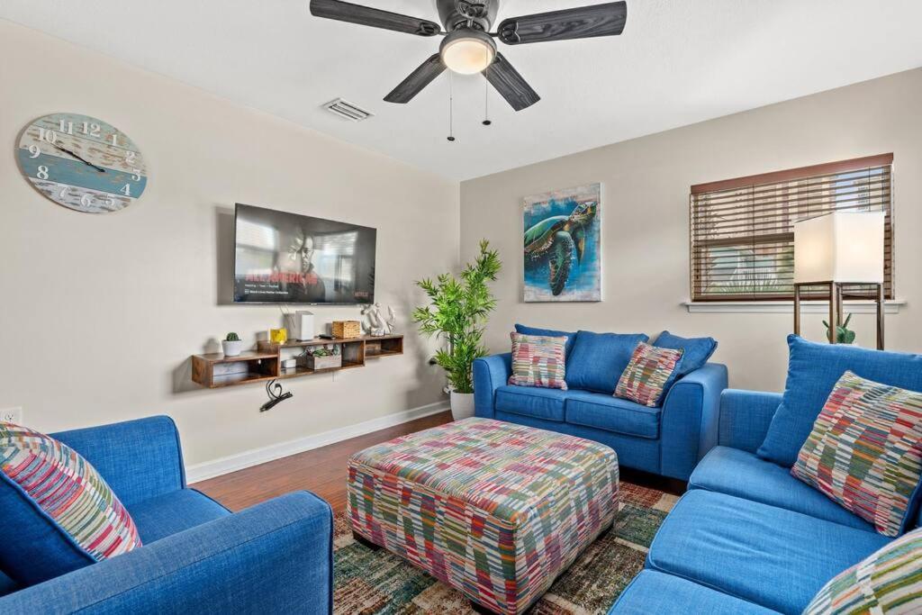 Sea Escape: Pcb Two Blocks From Beach *