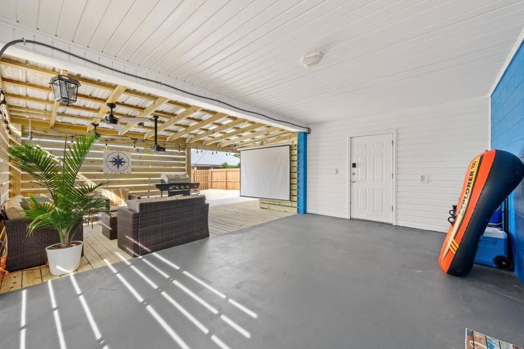 Sea Escape: Pcb Two Blocks From Beach Holiday home